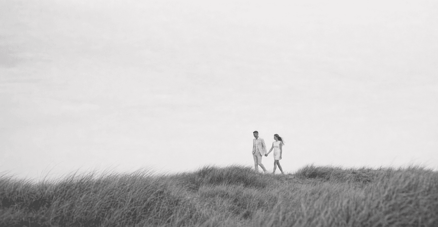 blackwhite-lakeshore-couple-dunes-walk-04.png
