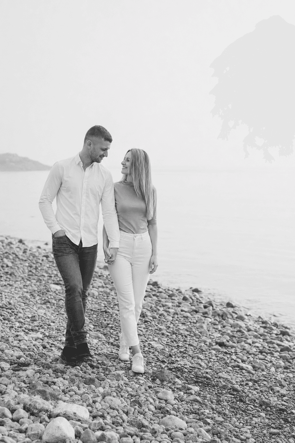 blackwhite-lakeshore-couple-walk-story-01.png