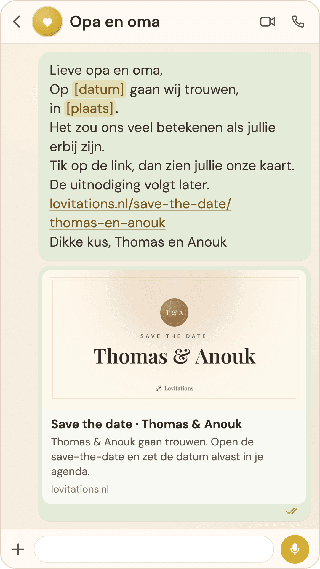 Chat waarin demo-stel Thomas & Anouk opa en oma hun save the date sturen: een kort bericht met invulplekken voor datum en plaats, de link op een eigen regel en een voorvertoning met hun initialen en namen, nog zonder datum.