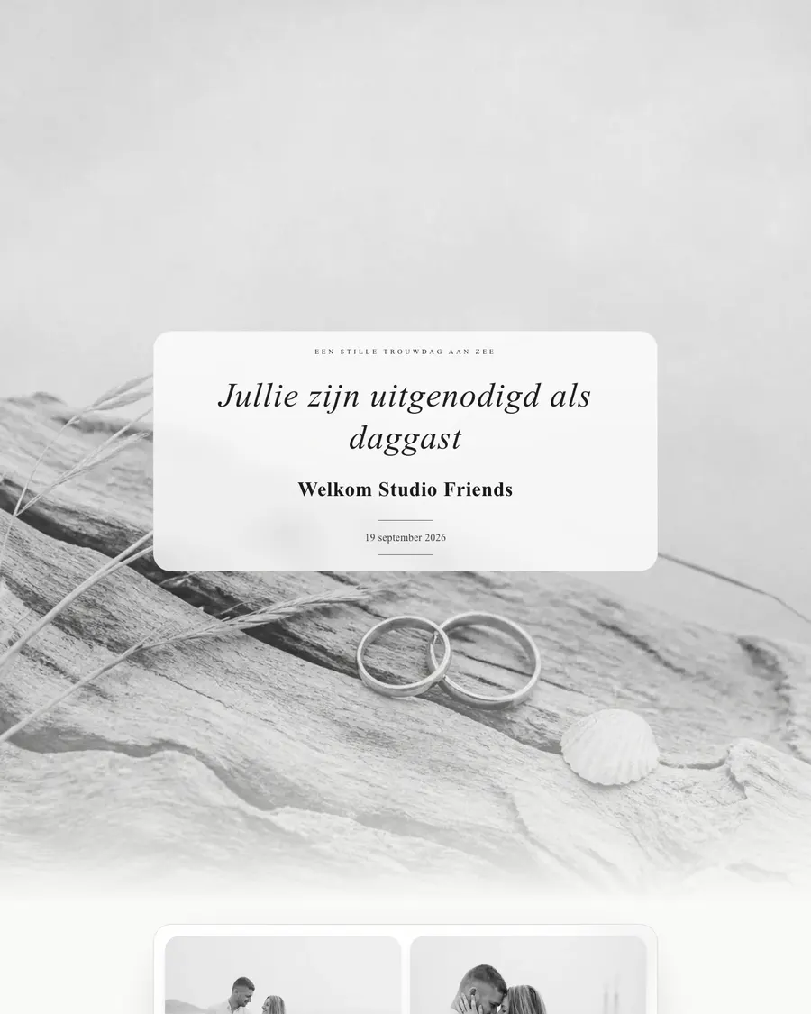 Trouwwebsite van demo-stel Suzan en Freek: een stille trouwdag aan zee in zwart-wit, met trouwringen op verweerd hout