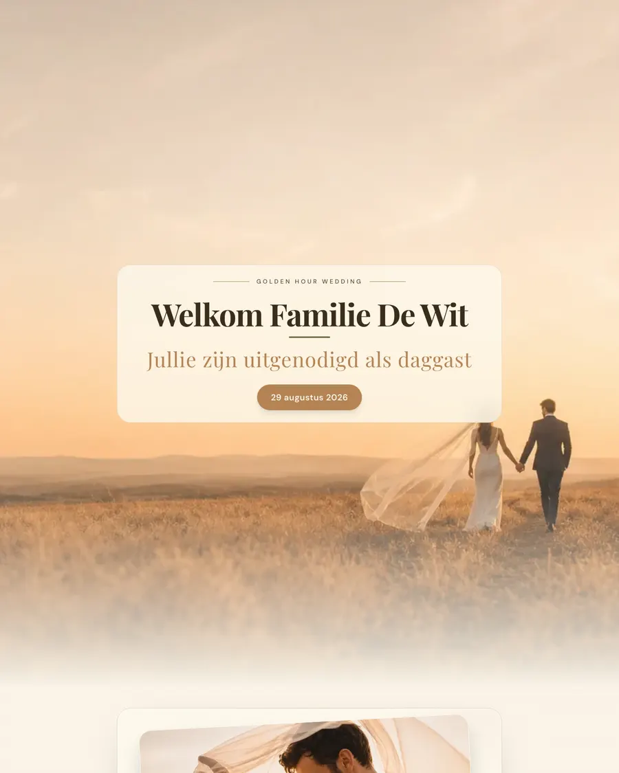 Trouwwebsite van demo-stel Thomas en Anouk: een bruidspaar in gouden avondlicht tussen de velden, met een persoonlijk welkom per familie in een licht kaartvlak