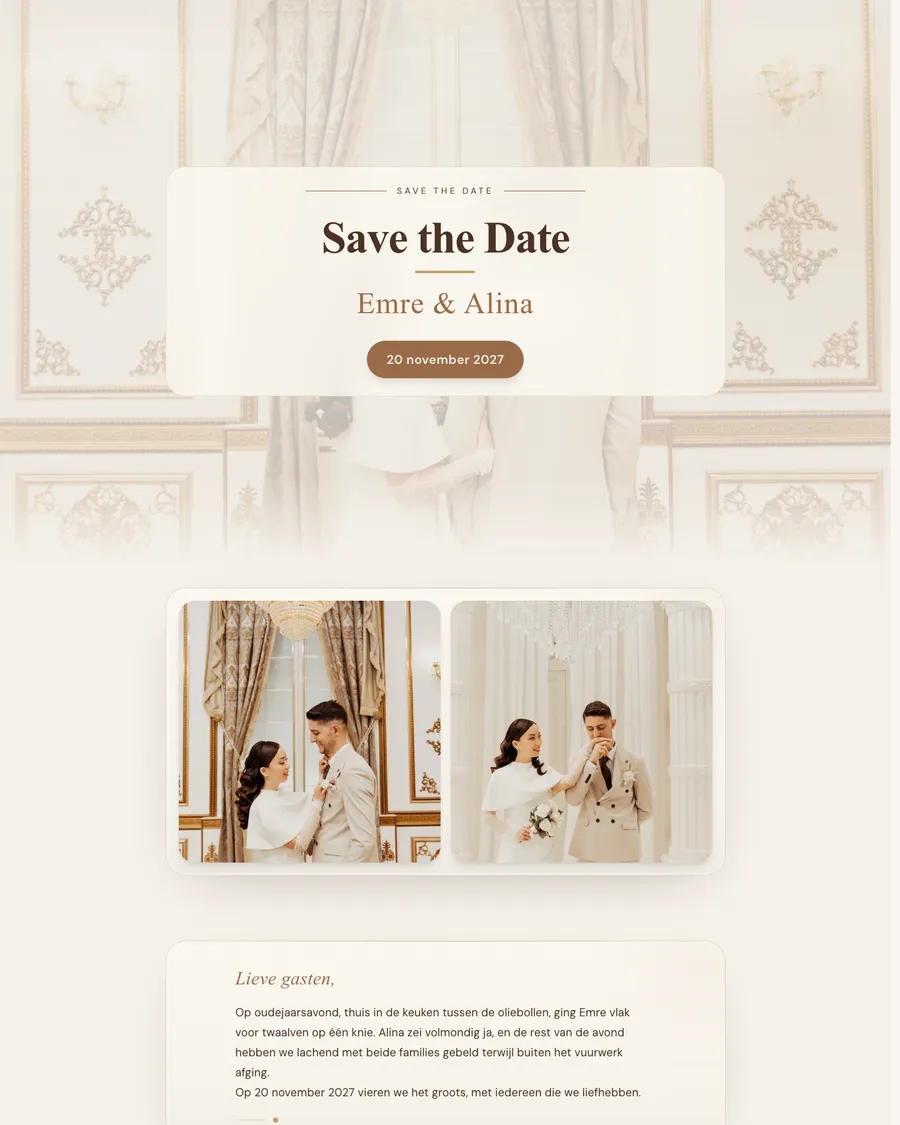 Save the date van demo-stel Emre en Alina: sierlijke letters in champagne- en goudtinten, met foto's van het stel in een gouden zaal
