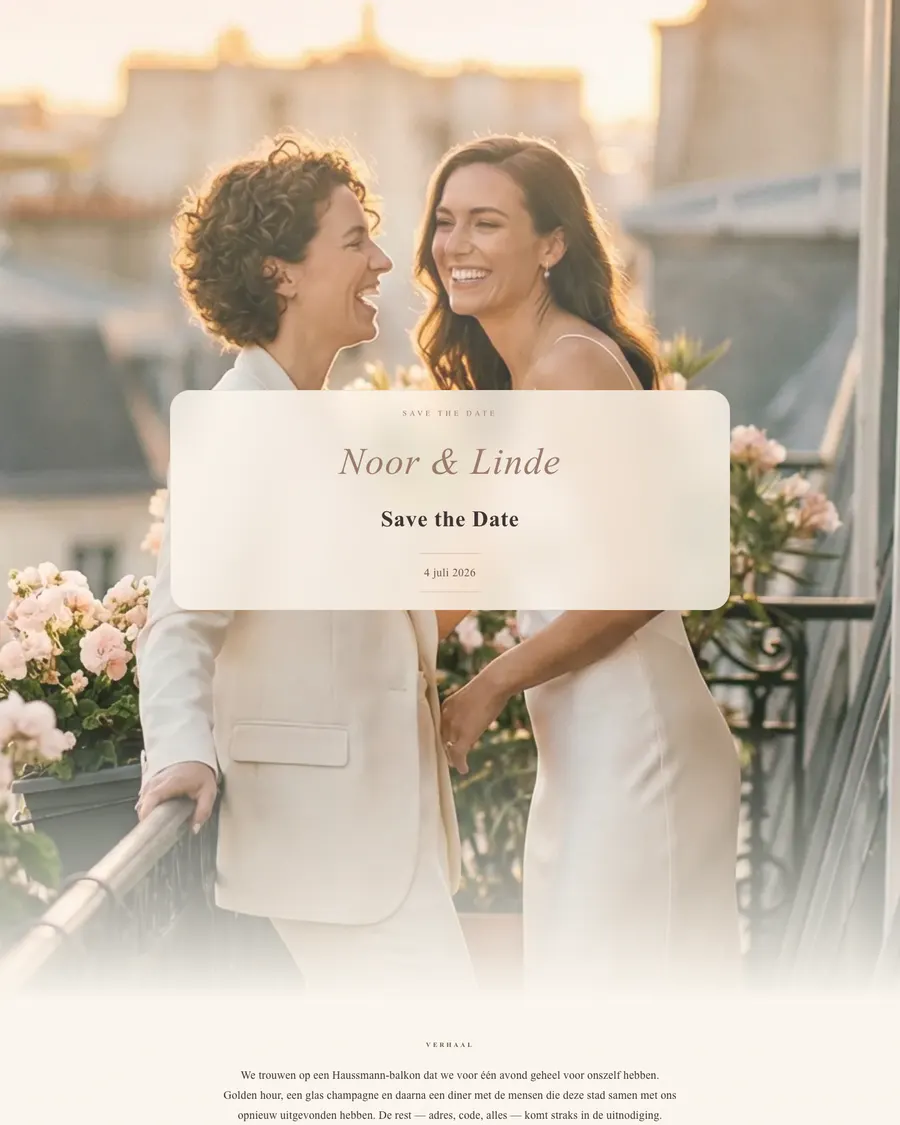 Save the date van demo-stel Noor en Linde: een golden-hourfoto op een Parijs balkon met hun namen en trouwdatum in een licht kaartvlak