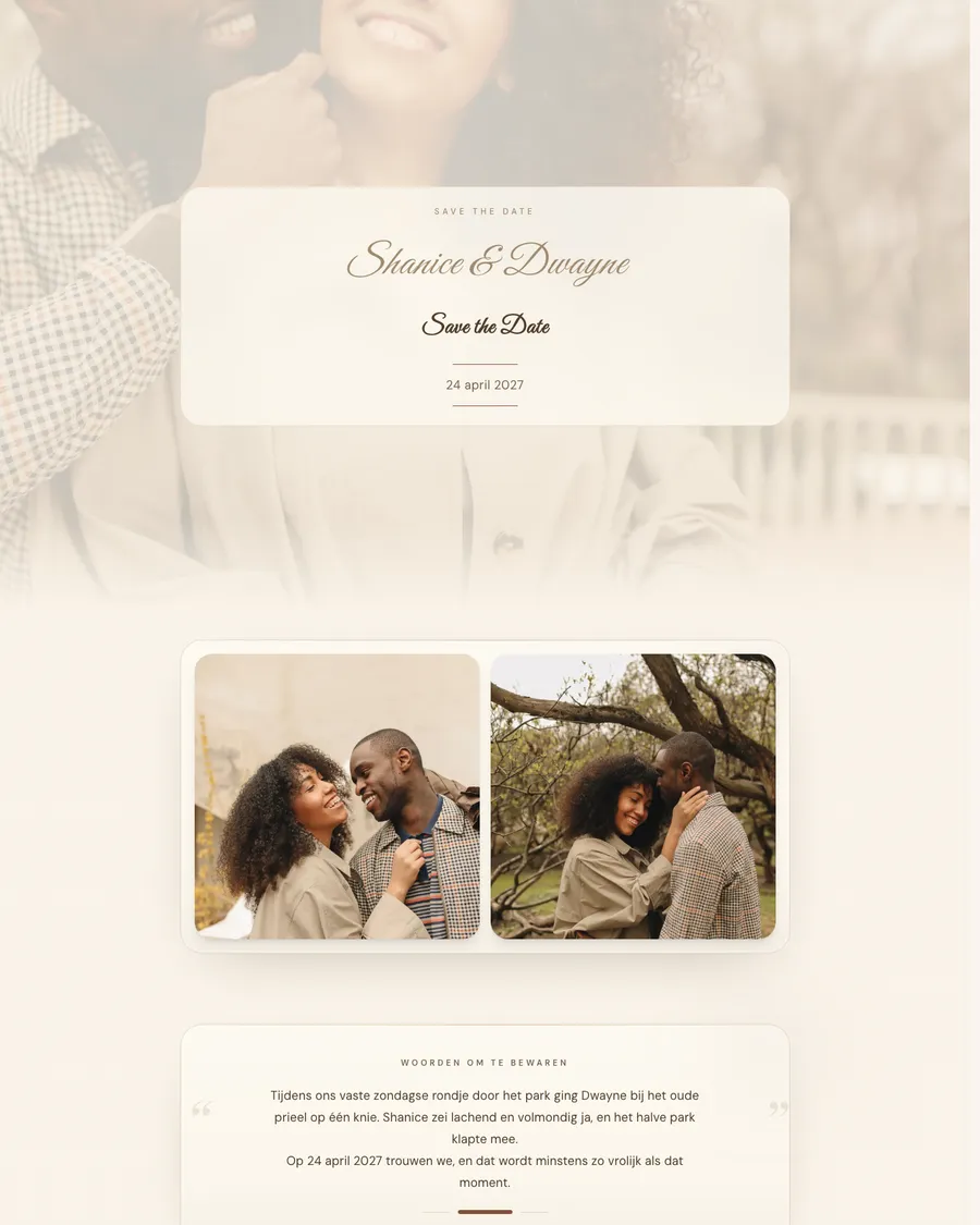 Save the date van demo-stel Shanice en Dwayne: hun namen in handgeschreven letters op zacht crème, met foto's onder een voorjaarsboom