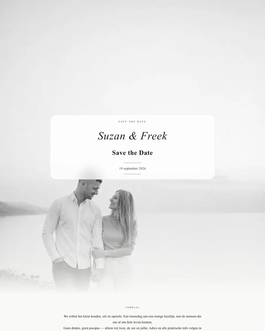 Save the date van demo-stel Suzan en Freek: een sereen zwart-witbeeld aan de kust met hun namen en trouwdatum