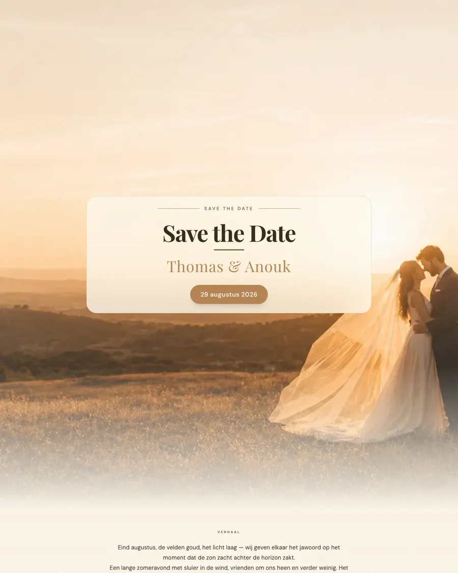 Save the date van demo-stel Thomas en Anouk: een bruidspaar in gouden avondlicht tussen de velden, met de trouwdatum in een licht kaartvlak
